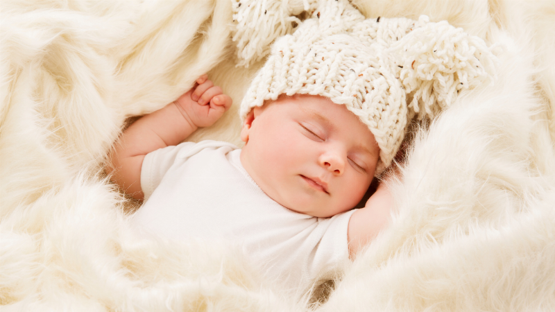 Người mẹ mỉm cười đầy yên tâm khi chăm sóc con nhỏ sau khi hiểu về lượng sữa cho trẻ sơ sinh